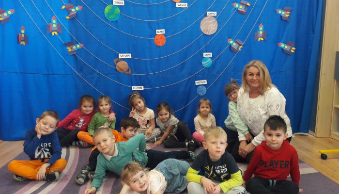 MOTYLKI WYRUSZYŁY W MAGICZNĄ PODRÓŻ PO KOSMOSIE