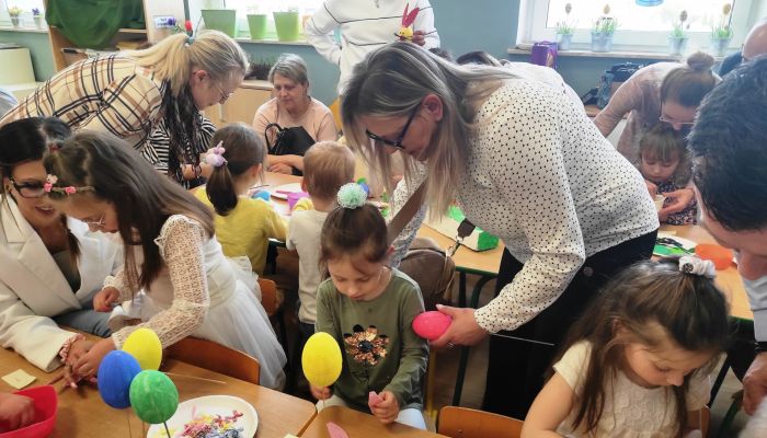 Wielkanocne warsztaty plastyczne w grupie Pszczółki
